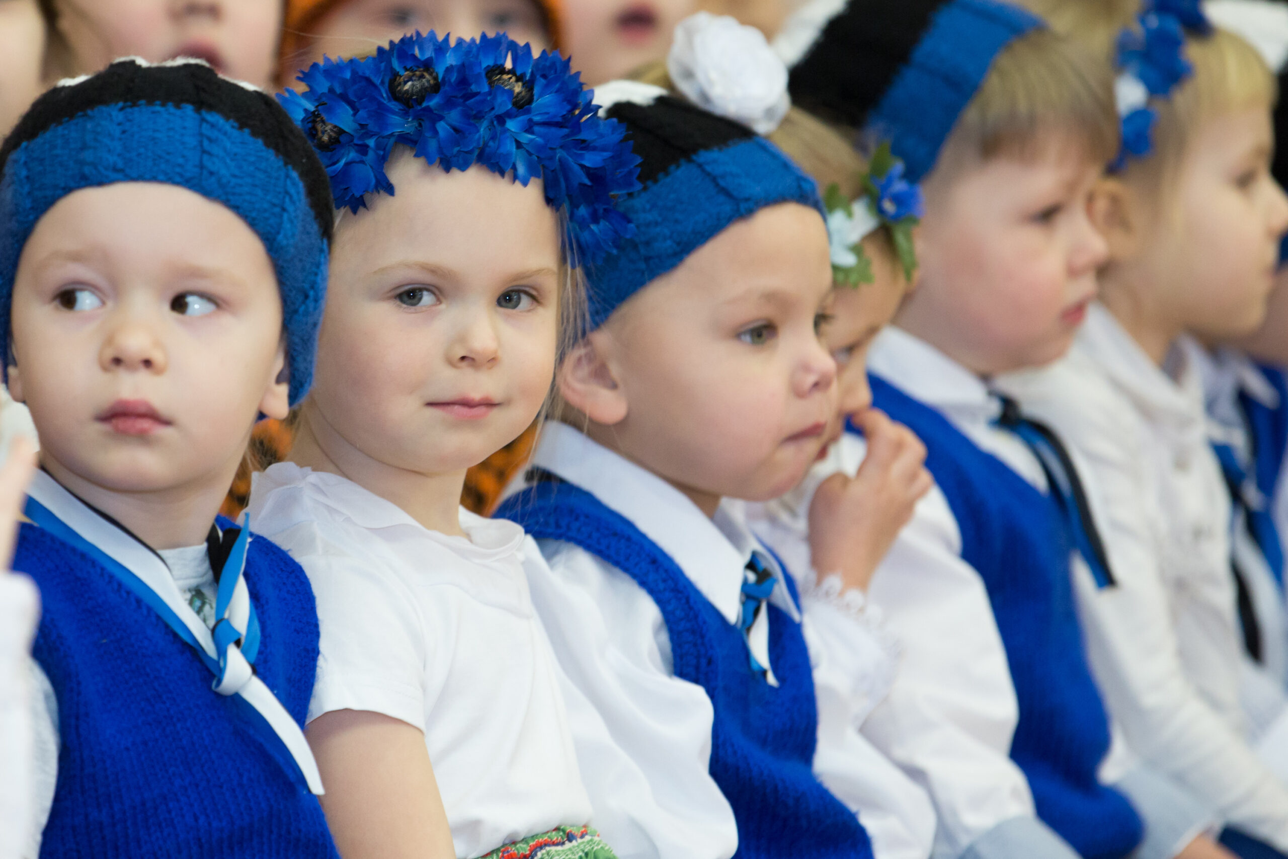Kui emakeele omandamine algab juba esimesel eluaastal kodus, siis eesti keele õppimine jätkub nii lasteaias kui ka koolis.